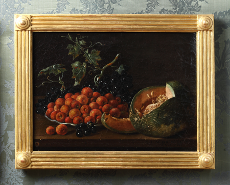 Imagen sobre: Bodegón con plato de madroños, melón y uvas