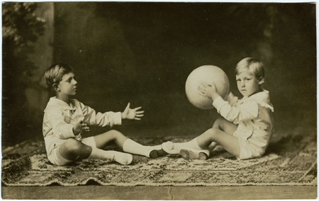 Los infantes Juan y Gonzalo posan sentados jugando a la pelota, Christian Franzen, 1918, 10238062, AGP, Patrimonio Nacional