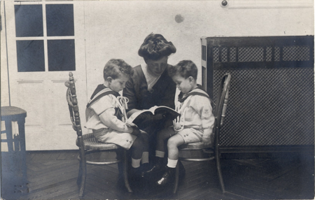 La Infanta Pilar de Baviera leyendo un libro a sus sobrinos, h. 1911, 10214187, AGP, Patrimonio Nacional