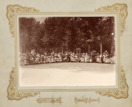 Niños con amas posando en un parque, Calvet y Simón, h. 1900, 10169524, AGP, Patrimonio Nacional