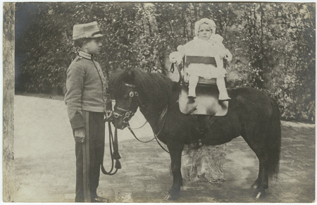 La infanta Beatriz subida a un poni, 1910, 10237936, AGP, Patrimonio Nacional