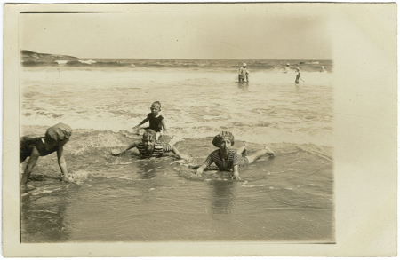 Los infantes disfrutan de un baño en el mar, 1916, 10238012, AGP, Patrimonio Nacional