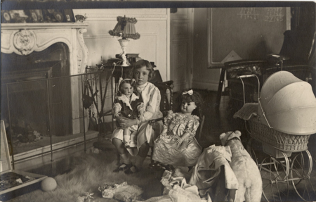 La infanta Isabel Alfonsa niña, jugando con sus muñecas, h. 1910, 10214319, AGP, Patrimonio Nacional