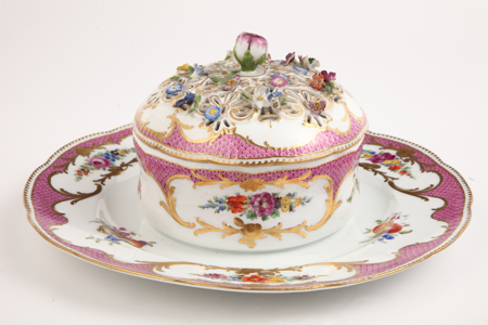 Imagen sobre: Vajilla de orla malva con escamas y flores