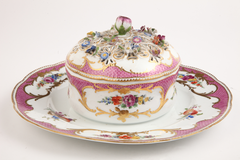 Vajilla de orla malva con escamas y flores