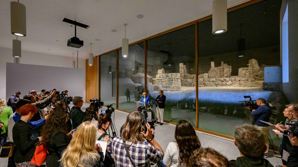 La Galería de las Colecciones Reales incluye en su recorrido la visita al tramo más antiguo de la muralla árabe de Madrid