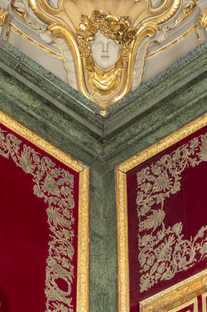 Serpentina verde de Granada en cornisa y pilastras de esquina, Salón del Trono, Palacio Real de Madrid, Patrimonio Nacional
