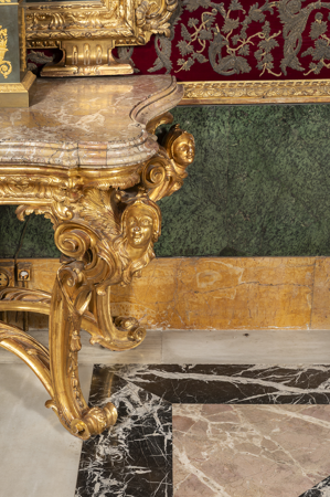 Mármol de Villamayor en pavimiento y consola, Salón del Trono, Palacio Real de Madrid, Patrimonio Nacional
