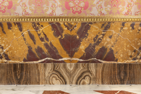Mármol de Espejón amarillo y morado en el friso y travertino de Caverna en el rodapié, Saleta de Carlos III, Palacio Real de Madrid, Patrimonio Nacional