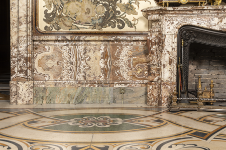 Travertino de caverna de Consuegra en jambas, friso y chimenea, Cámara de Carlos III o de Gasparini, Palacio Real de Madrid, Patrimonio Nacional