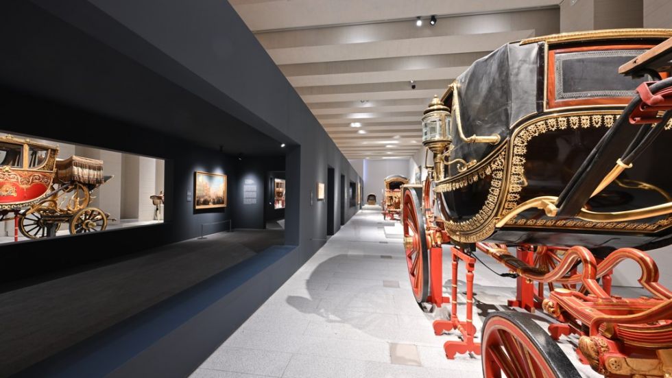 Imagen sobre: En movimiento', la primera exposición temporal de la Galería, propone un recorrido por la historia de los carruajes reales