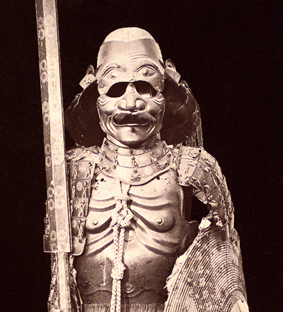 Kabuto sobre su armadura, detalle, Jean Laurent, hacia 1870. Archivo General de Palacio, ©Patrimonio Nacional