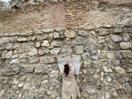Asunción Molinos Gordo. Proceso frottages muralla, 2024