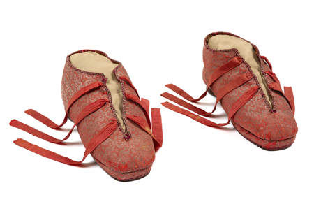 Liturgical shoes, Spanish Manufacture, last quarter of the sixteenth century, inv. 10051346, Patrimonio Nacional. Photo: Mario Sedeño