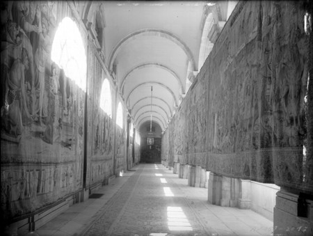 Vista de la galería principal engalanada con tapices (reproducción), Francisco Villanueva López, h. 1959, Servicio del Tesoro Artístico, Nº inv. 10153741, Patrimonio Nacional