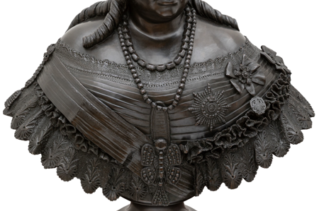 Detalle de los collares y el broche en forma de mariposa de la figura de la reina Isabel II, Nº Inv. 10061218, Patrimonio Nacional, Foto: Héctor Pérez