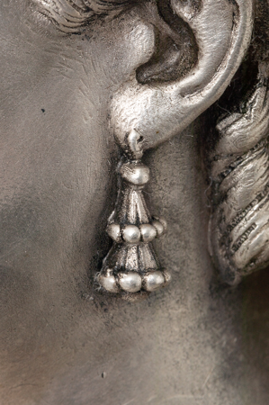 Detalle del pendiente de la figura de la reina de Isabel II, Nº Inv. 10090832, Patrimonio Nacional, Foto: Mario Sedeño