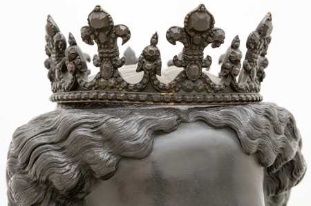 Detalle de la corona de la figura de la reina Isabel II, Nº Inv. 10061218, Patrimonio Nacional, Foto: Héctor Pérez