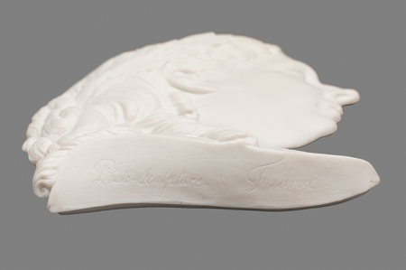 Perfil de la Reina Isabel II, detalle de la firma “Photosculpture de France”, François Willème, h.1865, Nº inv. 10070205, Patrimonio Nacional, Foto: Héctor Pérez