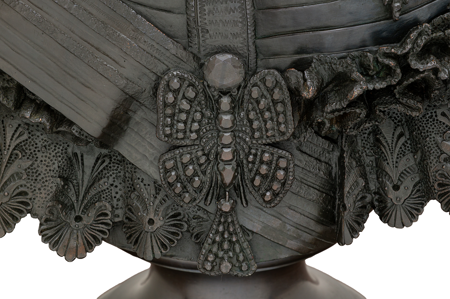 Detalle del broche en forma de mariposa de la figura de la reina Isabel II, Nº Inv. 10061218, Patrimonio Nacional, Foto: Héctor Pérez