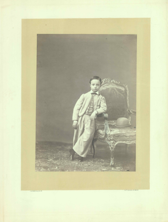 Retrato de estudio de Alfonso XII niño, apoyado sobre el brazo de un sillón Luis XV, Jean Laurent, h. 1863, Nº Inv. 10169462, Archivo General de Palacio, Patrimonio Nacional