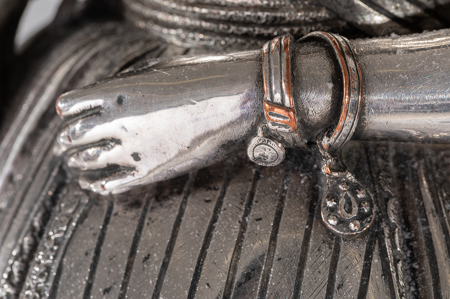 Detalle de los brazaletes de la figura de la infanta Isabel de Borbón y Borbón, Nº inv. 10009067, Patrimonio Nacional, Foto: Mario Sedeño