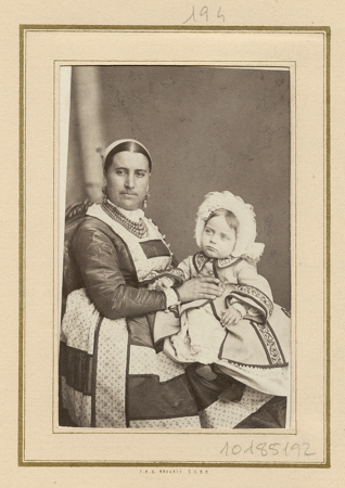Retrato de la infanta Eulalia de Borbón niña, con su ama de cría, 1865, Nº Inv. 10185192, Archivo General de Palacio, Patrimonio Nacional