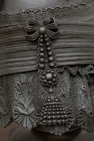 Detalle de presilla para sujetar las bandas de reales órdenes de la figura de la reina Isabel II, Nº Inv. 10061218, Patrimonio Nacional, Foto: Héctor Pérez