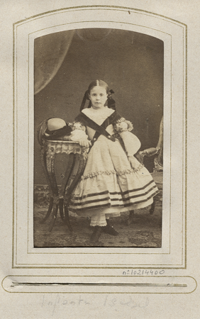 Retrato de estudio de la infanta Isabel niña, Alonso Martínez y Hermano, Angel, h. 1865, Nº Inv. 10214400, Archivo General de Palacio, Patrimonio Nacional