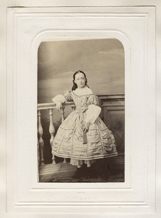 Retrato de estudio de Dolores Balanzat niña, Martínez de Hebert, P., 1861, 10236533, Archivo General de Palacio, Patrimonio Nacional