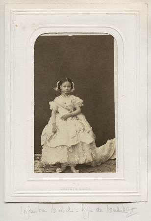 Retrato de estudio de la Infanta Isabel niña posando con traje de ceremonia, Jean Laurent, 1861, 10236537, Archivo General de Palacio, Patrimonio Nacional