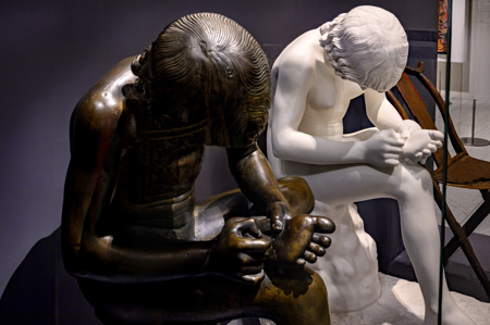 Detalle de la instalación de La niña de la espina, Mateo Maté, 2016, junto al Niño de la espina, Guglielmo della Porta, h. 1561. © Foto: Javier Díez de Prado