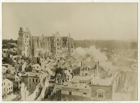 La ciudad de San Quintín en pleno bombardeo de la ciudad, BUFA, 1917-1918, Archivo General de Palacio, Nº inv. 10104952, Patrimonio Nacional