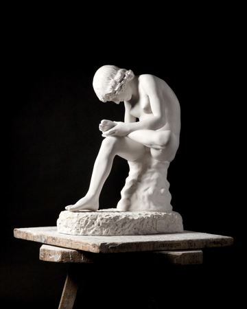 La niña de la espina, Mateo Maté, 2016, vaciado escayola. Colección Lucía Garrido Pérez-Fernández y José David Pérez Fernández. Foto: Paco Gómez