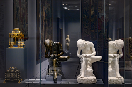 Instalación La niña de la espina, Mateo Maté, 2016, junto al Niño de la espina, Guglielmo della Porta, h. 1561. © Foto: Javier Díez de Prado