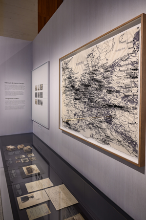 Instalación Europe 1912-1945, 2017, Cristina Lucas, en el ámbito de Alfonso XIII. © Foto: Javier Díez de Prado