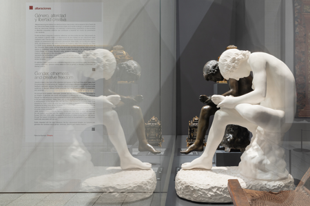 Detalle de la instalación de La niña de la espina, Mateo Maté, 2016, junto al Niño de la espina, Guglielmo della Porta, h. 1561. © Foto: Héctor Pérez