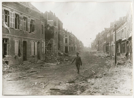 Estado ruinoso de los edificios de la Rue de París en la localidad de San Quintin, BUFA, 1914-1918, Archivo General de Palacio, Nº inv. 10105309, Patrimonio Nacional