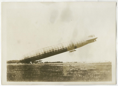 Panorámica de un dirigible de gran volumen aterrizando en una pista en territori o enemigo, BUFA, 1917-1918, Archivo General de Palacio, Nº inv. 10104706, Patrimonio Nacional