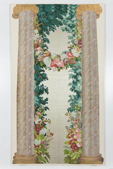 Imagen sobre: Colgadura de verduras de malvas, guirnaldas y columnas