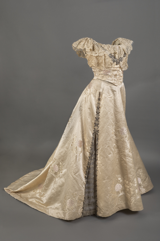 Imagen sobre: Traje de corte