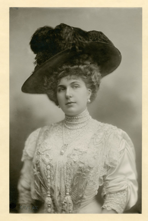 La reina Victoria Eugenia con vestido de encaje, sombrero y aderezo de joyas, Kâulak, 1909, 10124141, AGP, Patrimonio Nacional