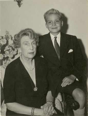 La reina Victoria Eugenia con el príncipe Juan Carlos en Estoril, 1952, 10229001, AGP, Patrimonio Nacional