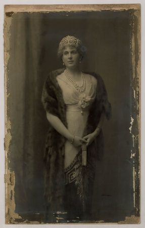 La reina Victoria Eugenia con atuendo de gala y aderezo de joyas, Christian Franzen, 1913, 10124213, AGP, Patrimonio Nacional