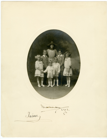 La reina Victoria Eugenia con sus seis hijos, Christian Franzen, 1918, 10141755, AGP, Patrimonio Nacional