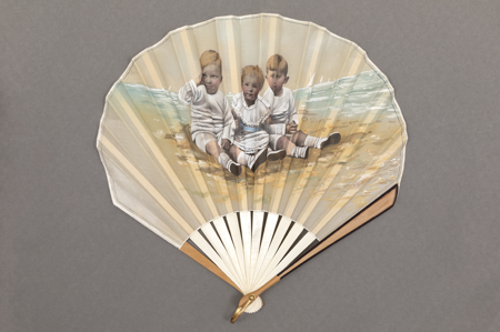 Abanico con retrato de la reina Victoria Eugenia con sus hijos, Juan Antonio Fuster, 1915, 10074130, Patrimonio Nacional. Foto: Mario Sedeño