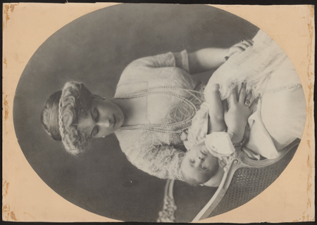 La reina Victoria Eugenia con el príncipe de Asturias, Christian Franzen, 1907, 10205740, AGP, Patrimonio Nacional