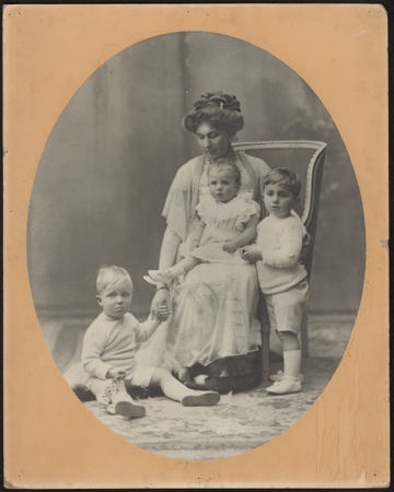 La reina Victoria Eugenia con el príncipe de Asturias, el infante Jaime y la infanta Beatriz, Christian Franzen, 1910, 10205738, AGP, Patrimonio Nacional