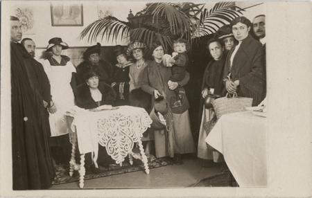 La reina Victoria Eugenia asiste a los repartos de comidas en diferentes centros de la capital, 1918-1919, 10214746, AGP, Patrimonio Nacional