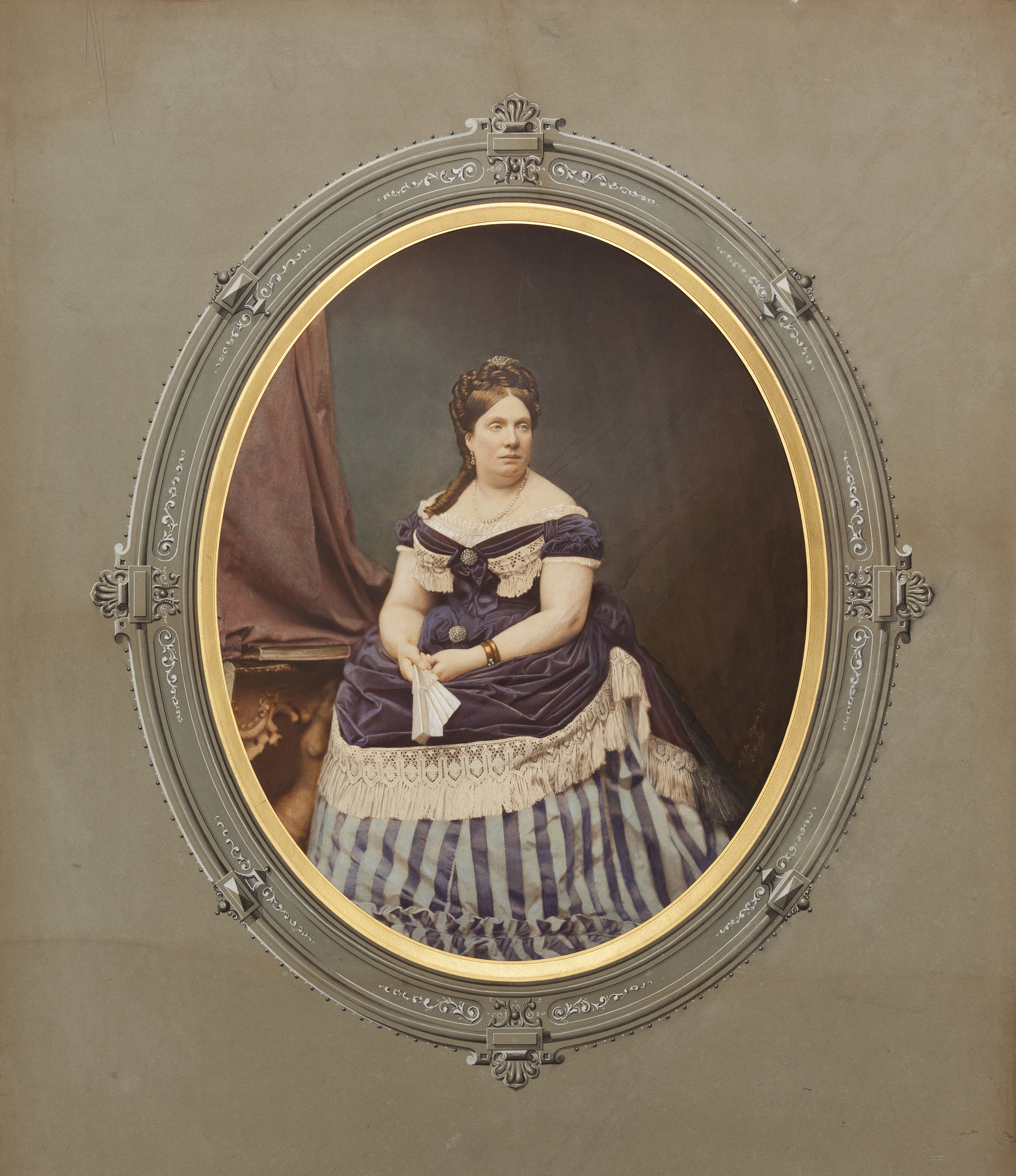 Retrato de estudio de la reina Isabel II sentada sosteniendo un abanico